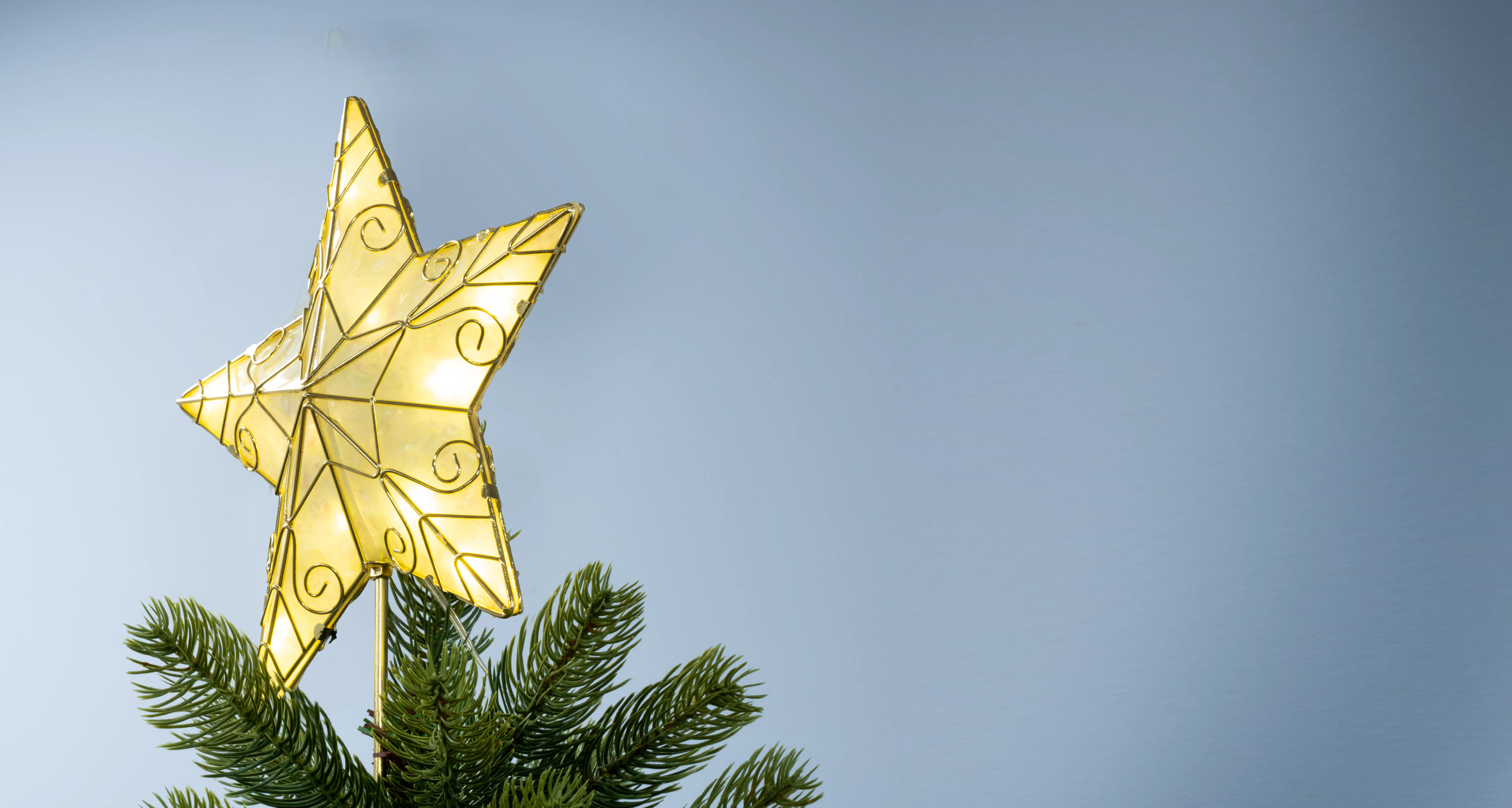 The Pre-lit 17cm Capiz Star Tree Topper - Warm White