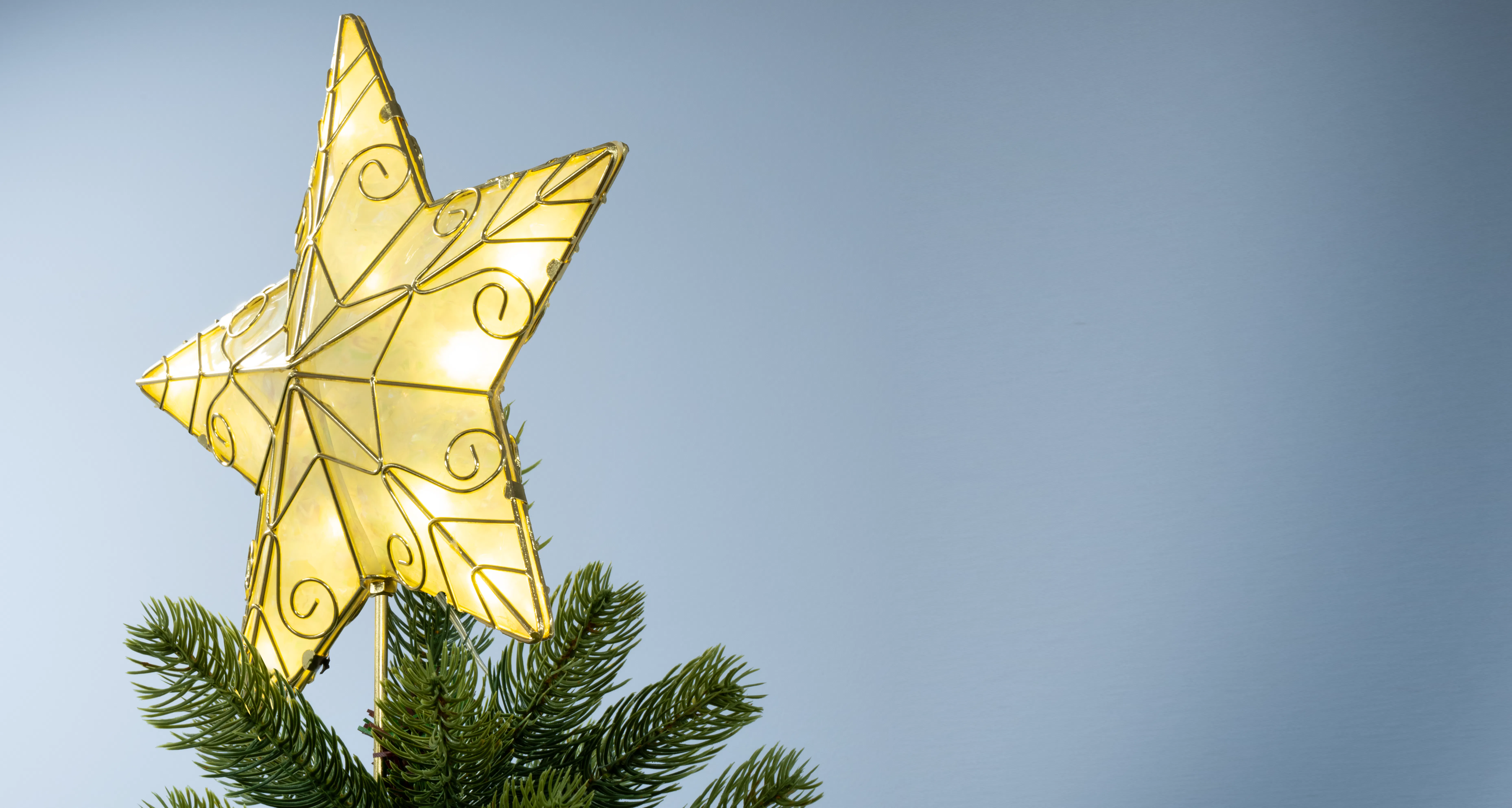 The Pre-lit 32cm Capiz Star Tree Topper - Warm White