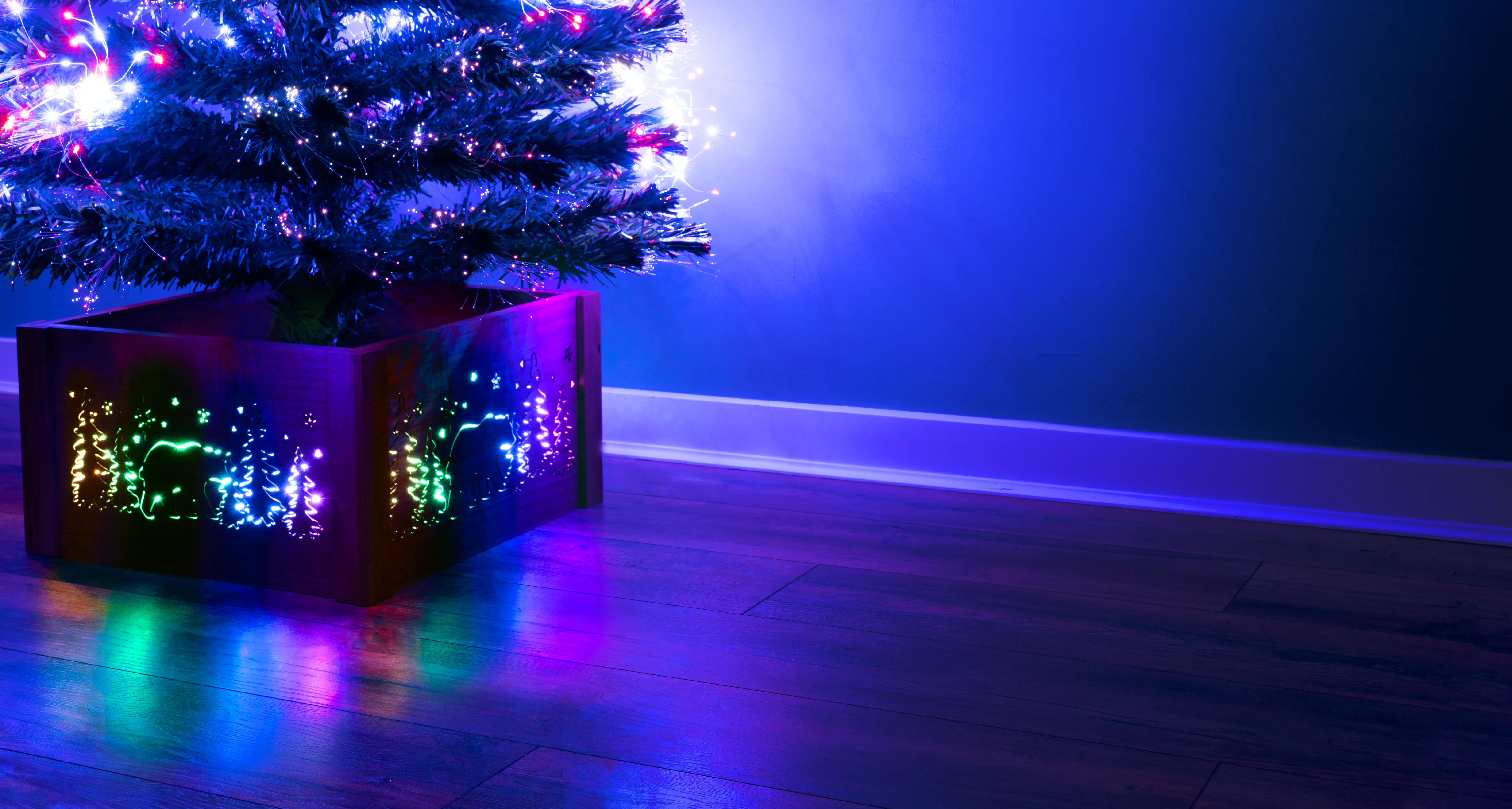 Pre-lit Small Natural Brown Wooden Christmas Tree Skirt - Northern Lights Bear Scene (Fits 4-6ft trees)