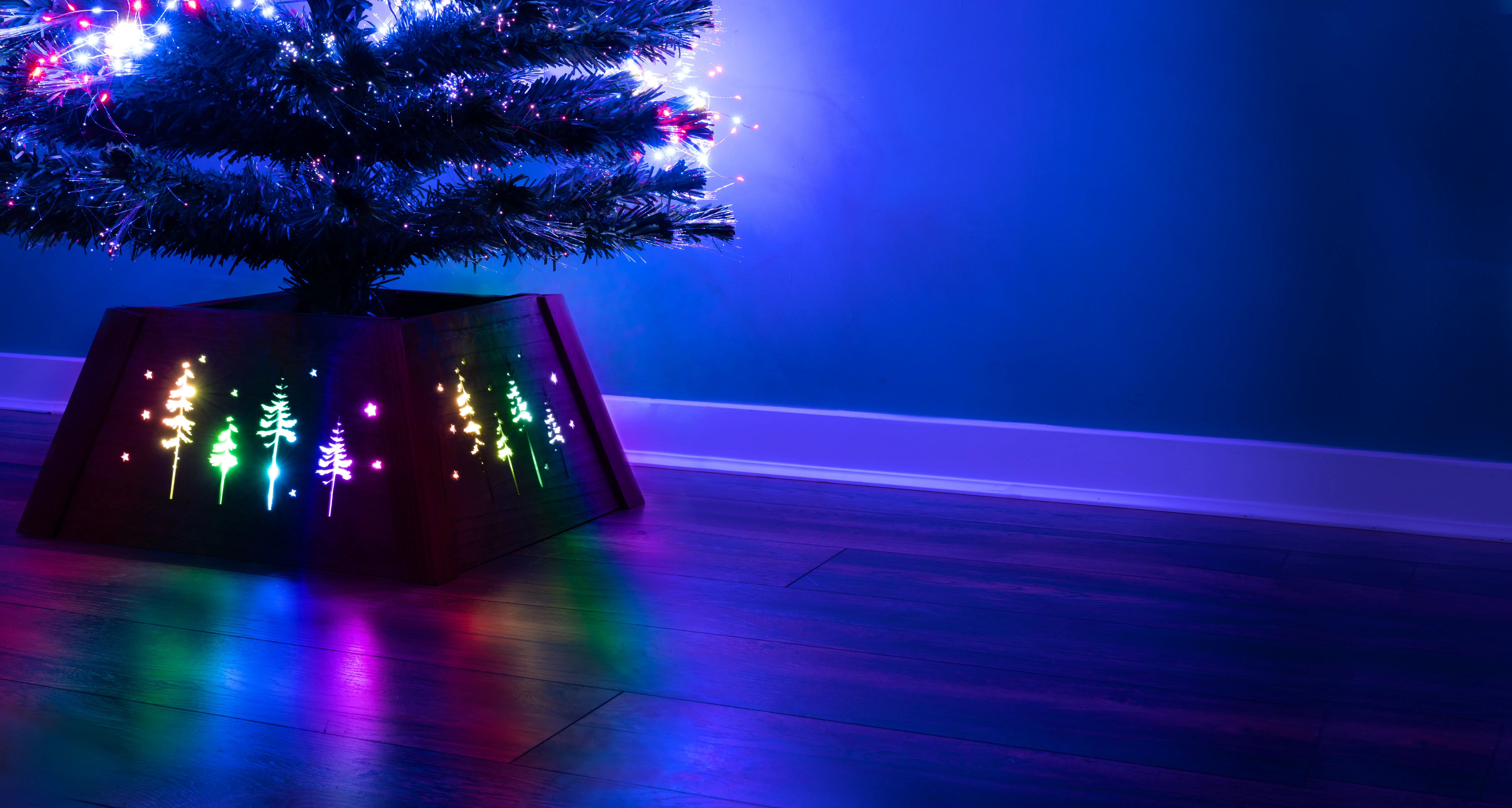 Pre-lit Small Natural Brown Wooden Christmas Tree Skirt - Northern Lights Forest Scene (Fits 4-6ft trees) 