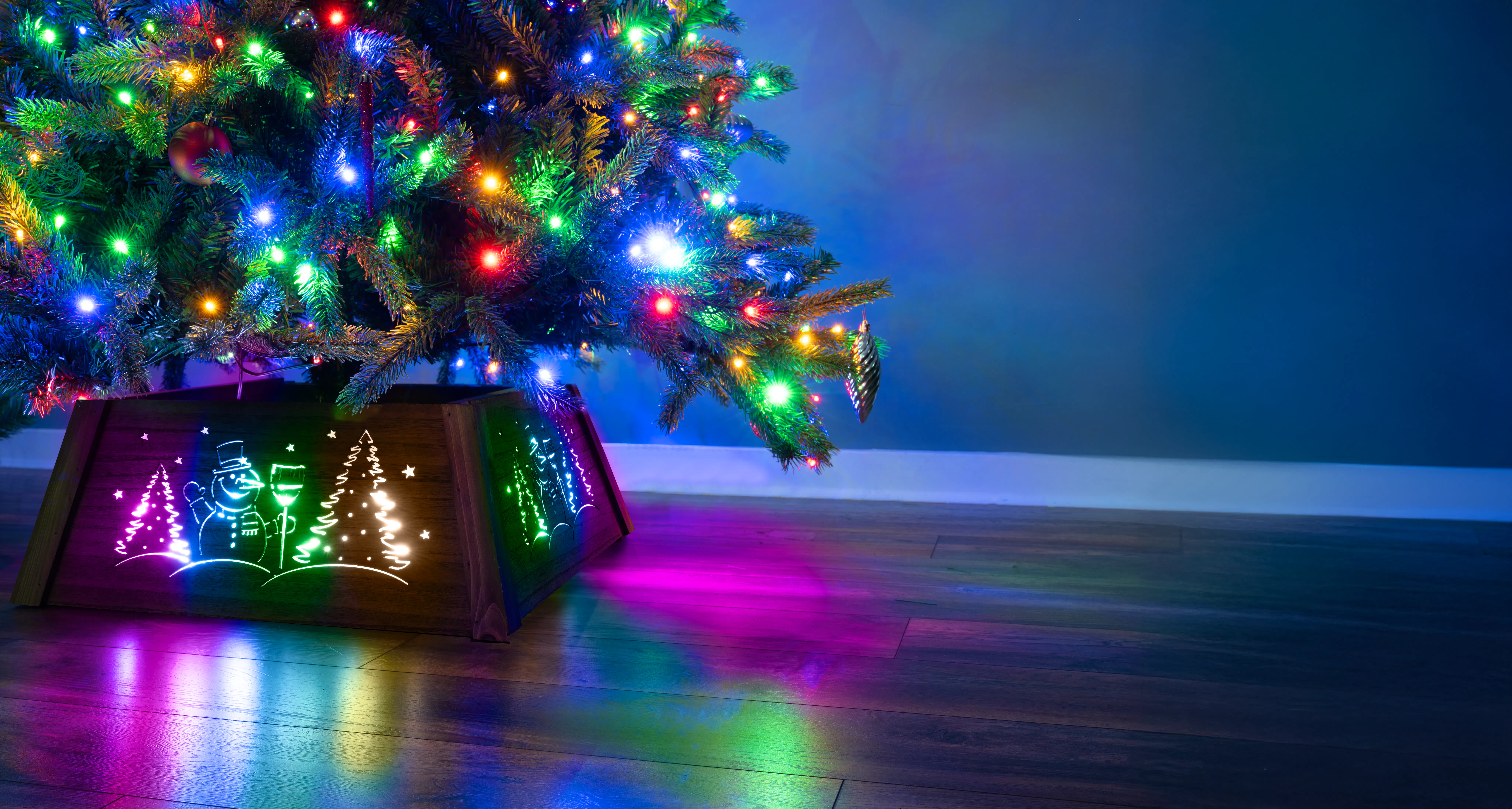 Pre-lit Large Natural Brown Wooden Christmas Tree Skirt - Northern Lights Snowman Scene (Fits 6-8ft trees)