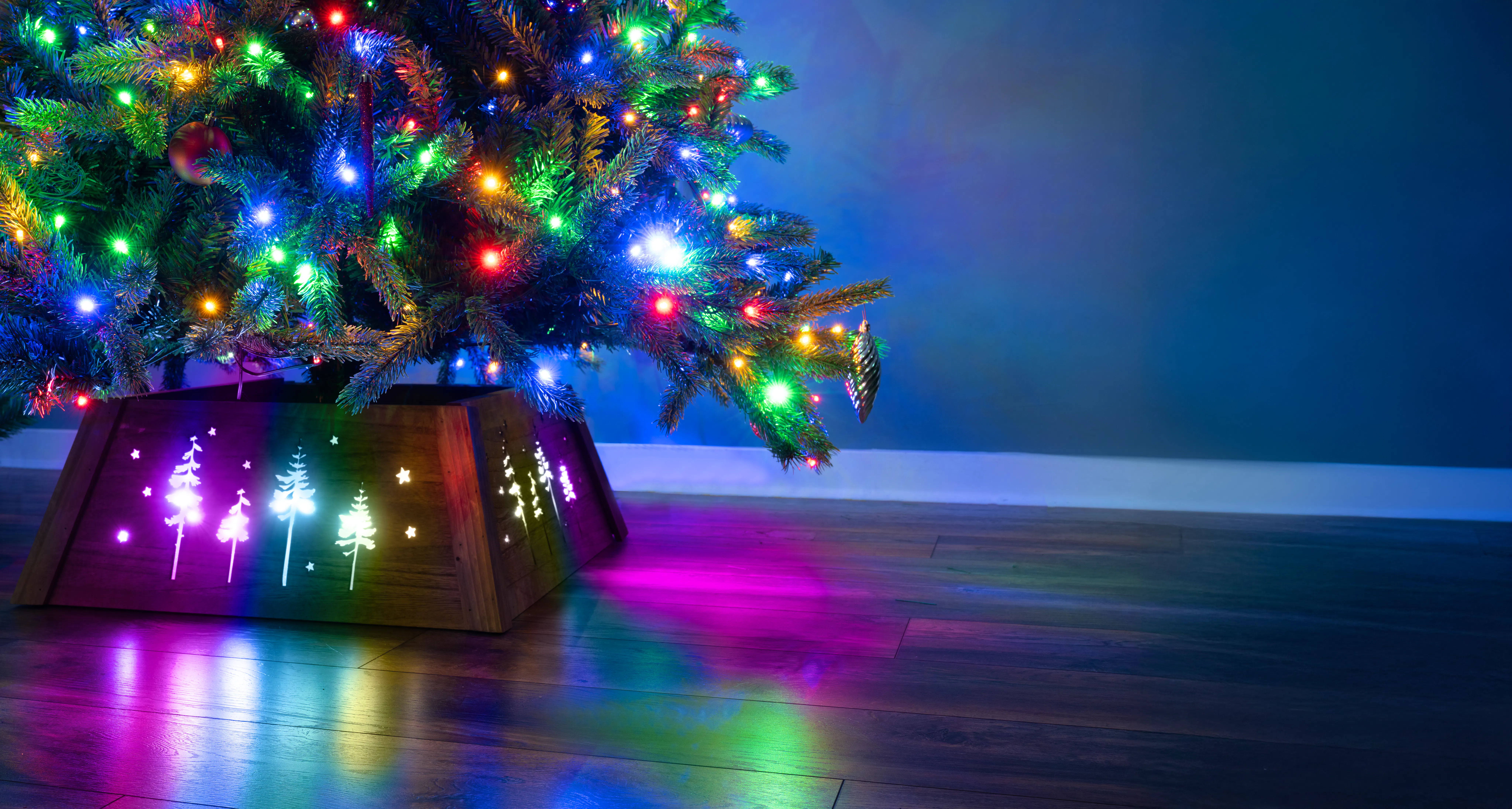 Pre-lit Large Natural Brown Wooden Christmas Tree Skirt - Northern Lights Forest Scene (Fits 6-8ft trees)