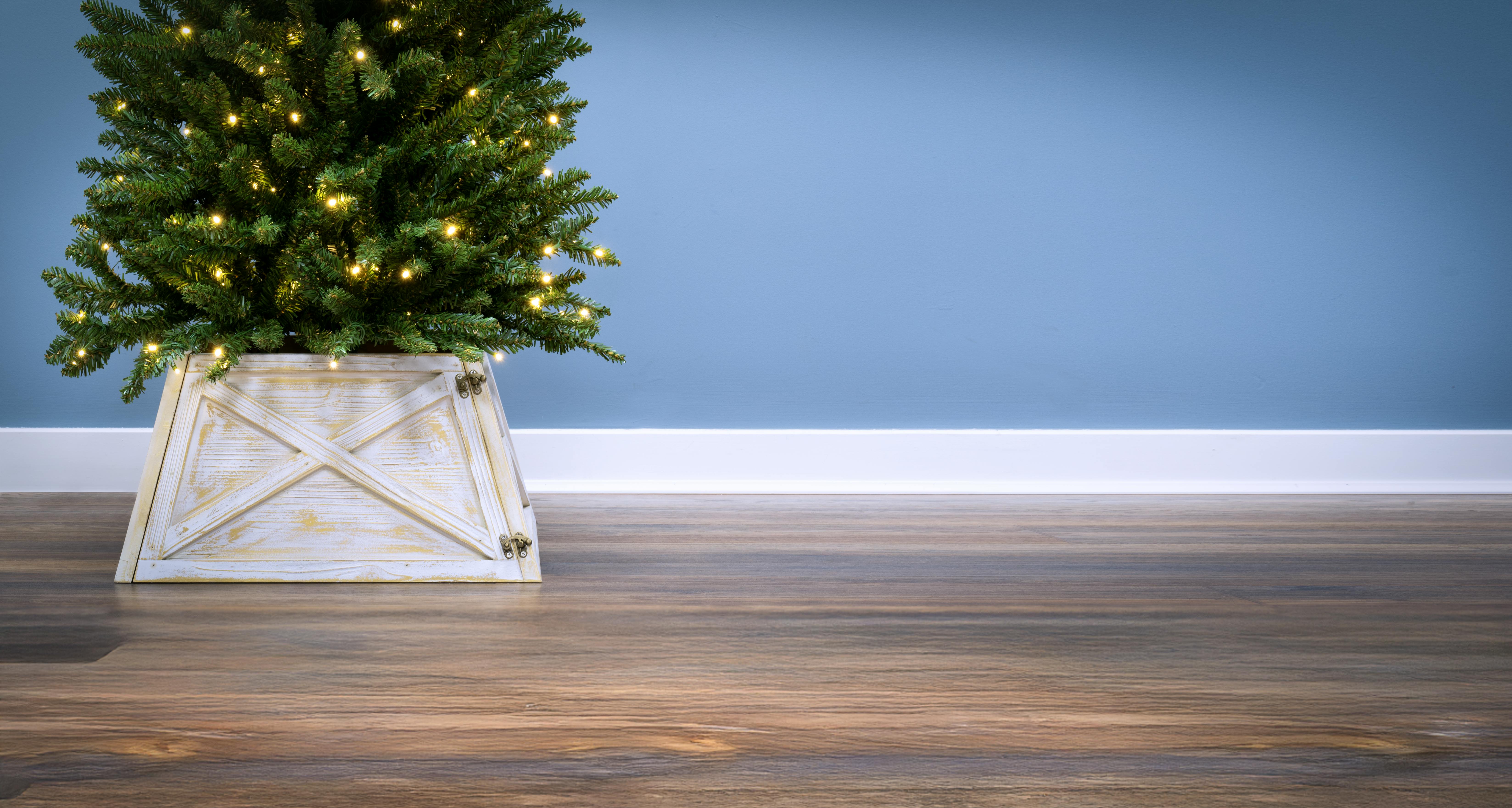 Brushed White & Gold Wooden Christmas Tree Skirt (Fits 4ft-6ft Trees)