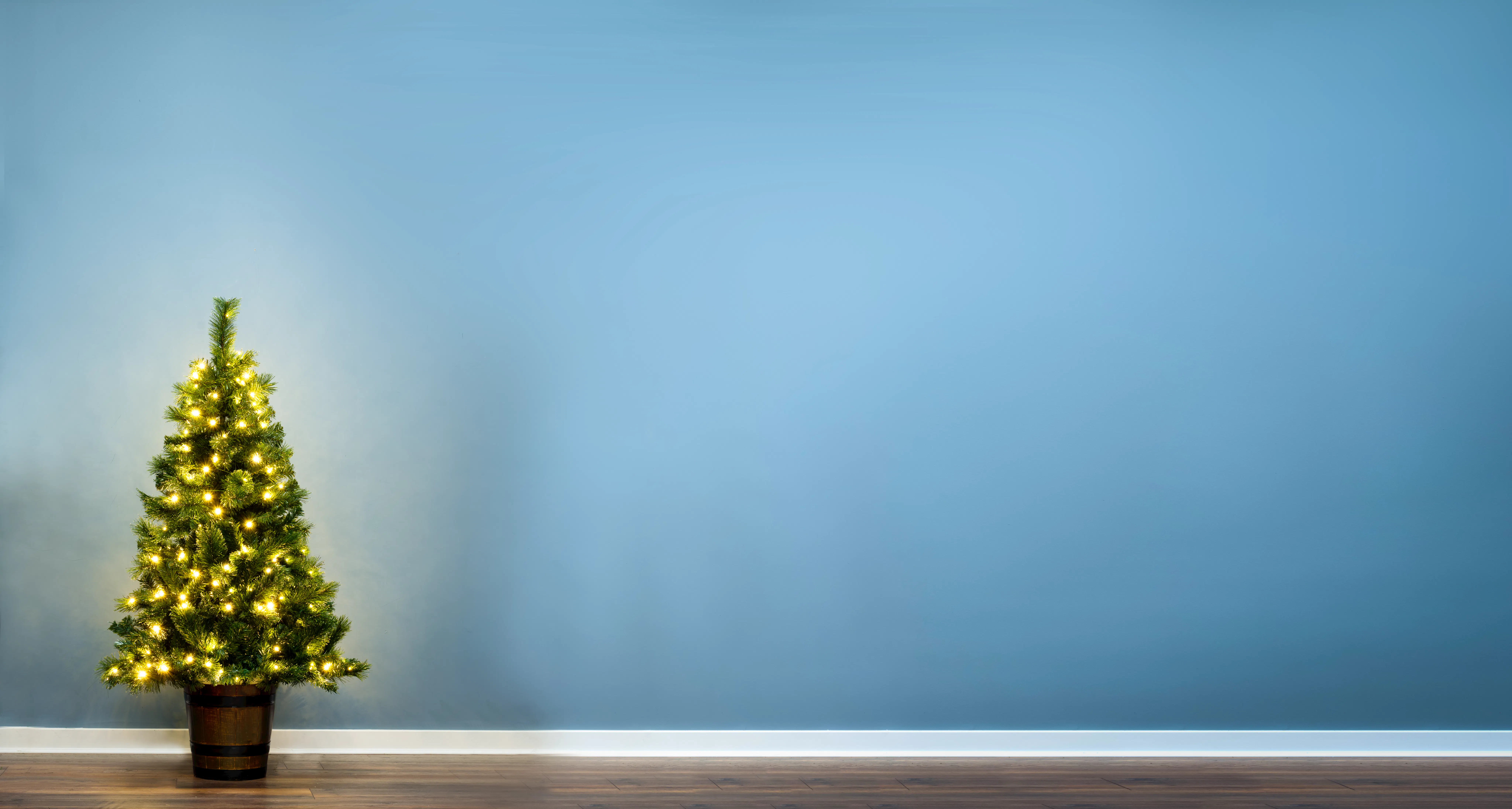The 5ft Pre-lit Majestic Dew Pine Potted Tree (Indoor/Outdoor)
