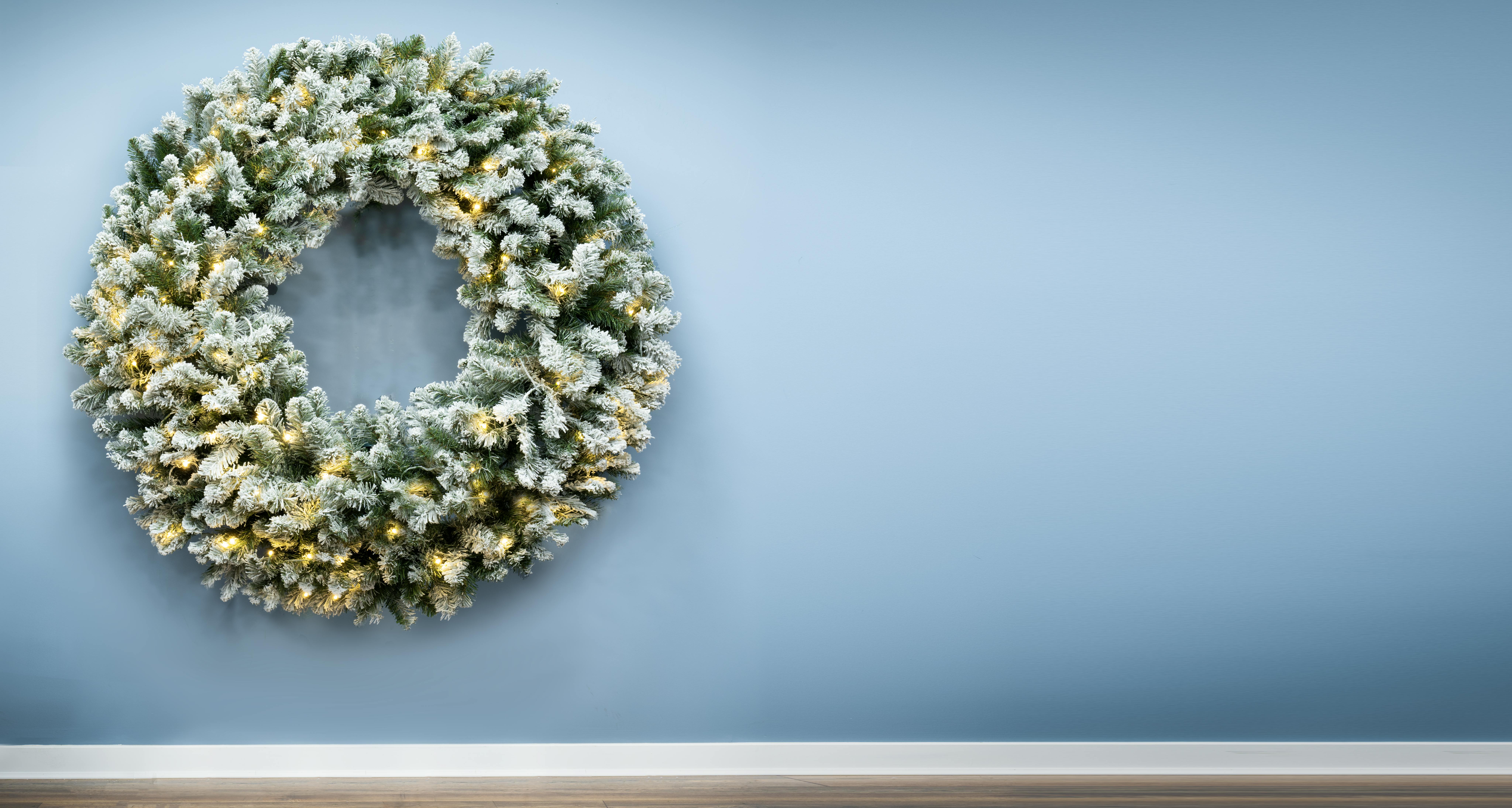 150cm Pre-lit Flocked Extra Thick Arbor Vitae Wreath