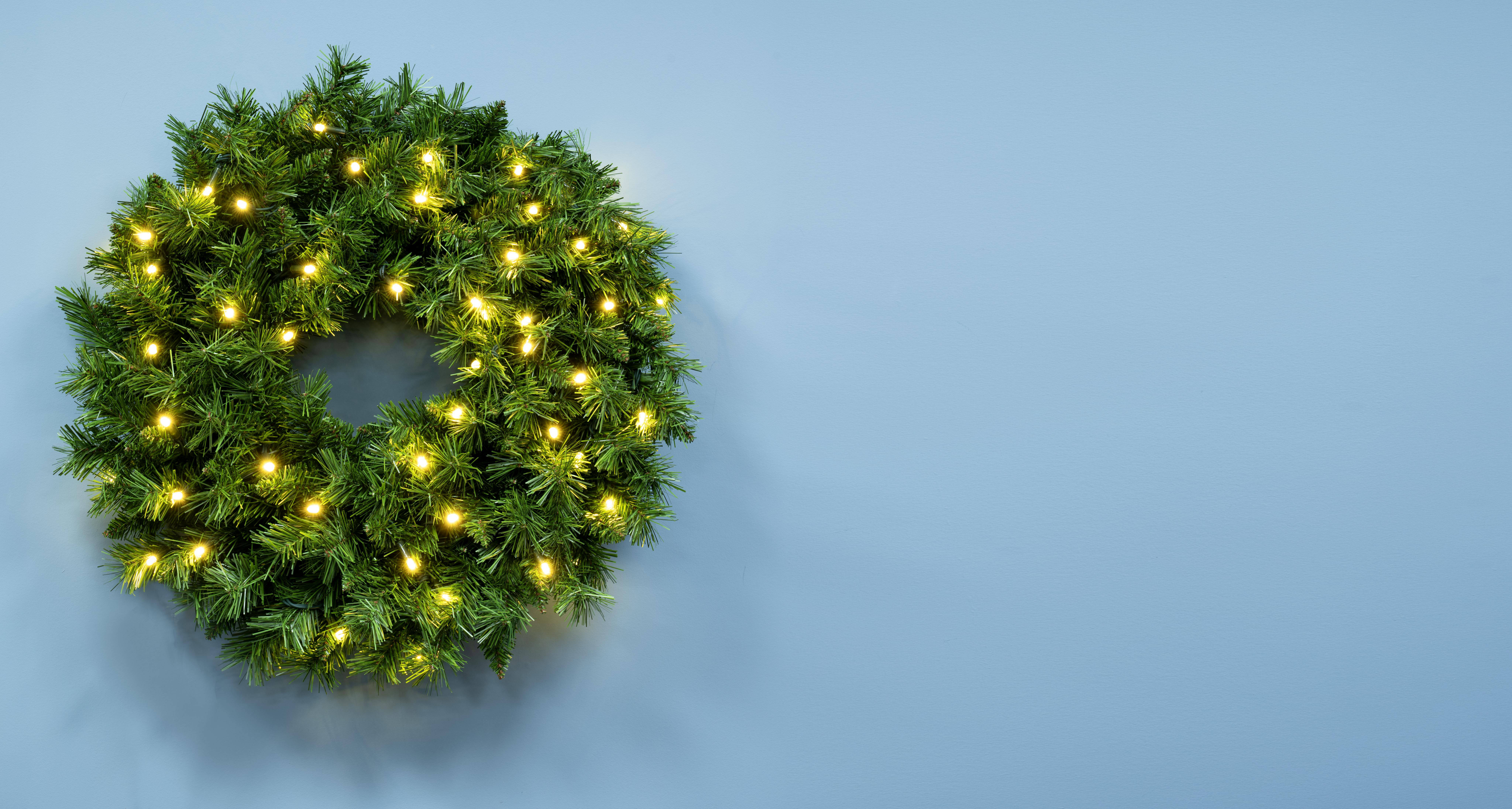 The 60cm Pre-lit Ironwood Wreath - Dual Colour LEDs (5 pieces per box)
