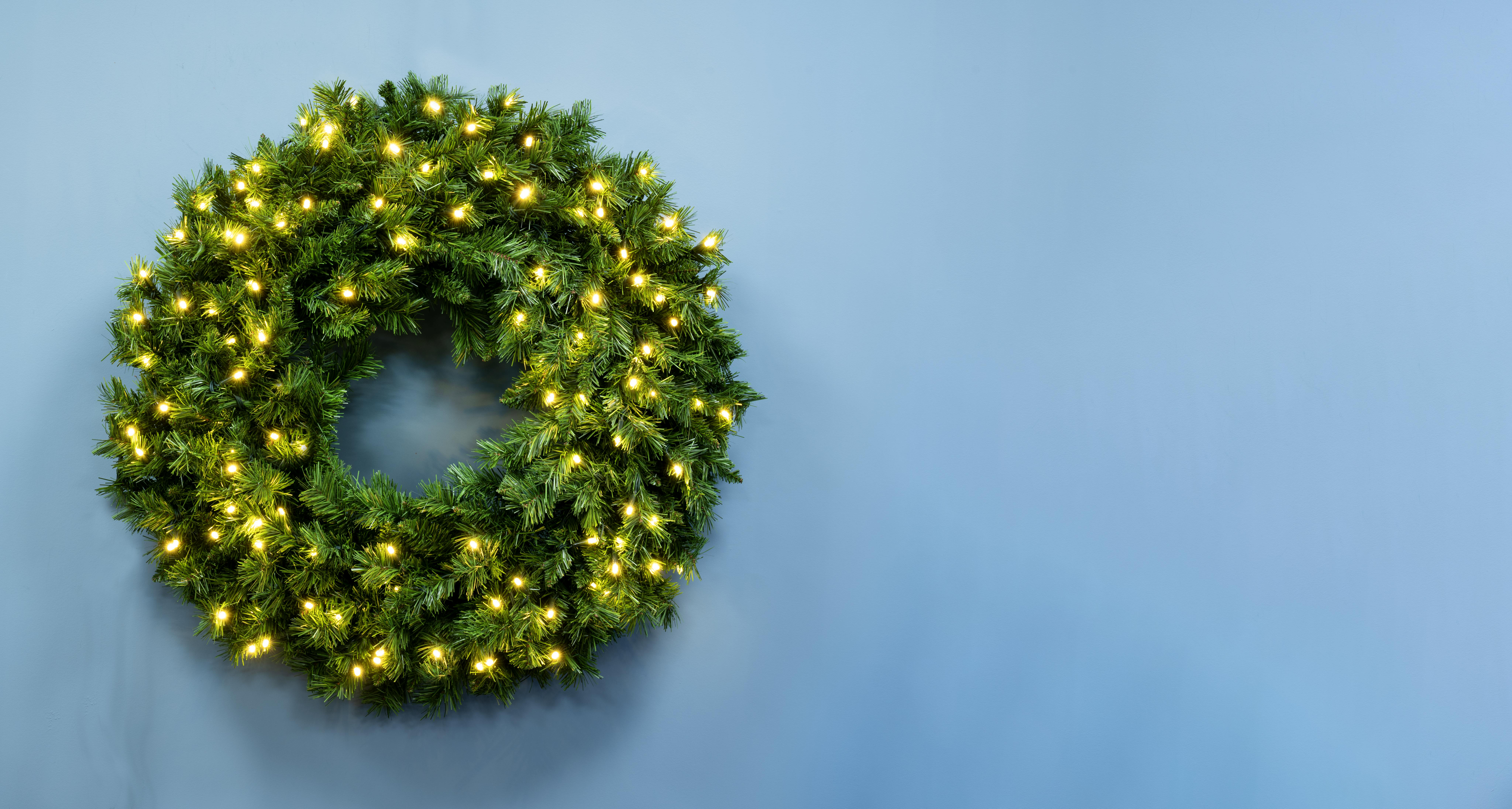 The 90cm Pre-lit Ironwood Wreath - Dual Colour LEDs (2 pieces per pack )